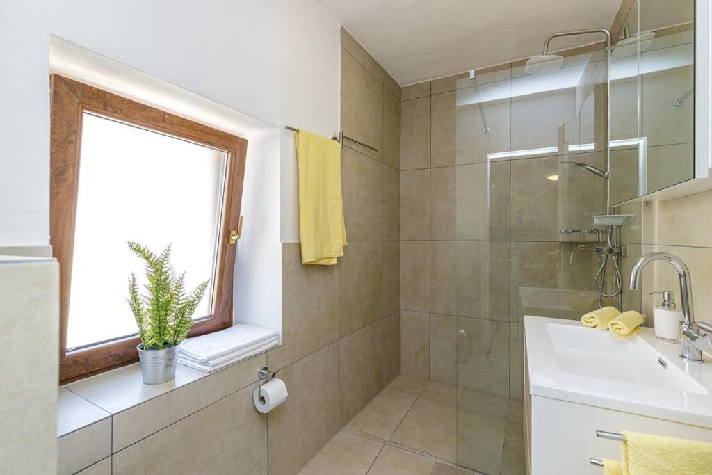 House Aves 1 Apartman Kaštelir Kültér fotó