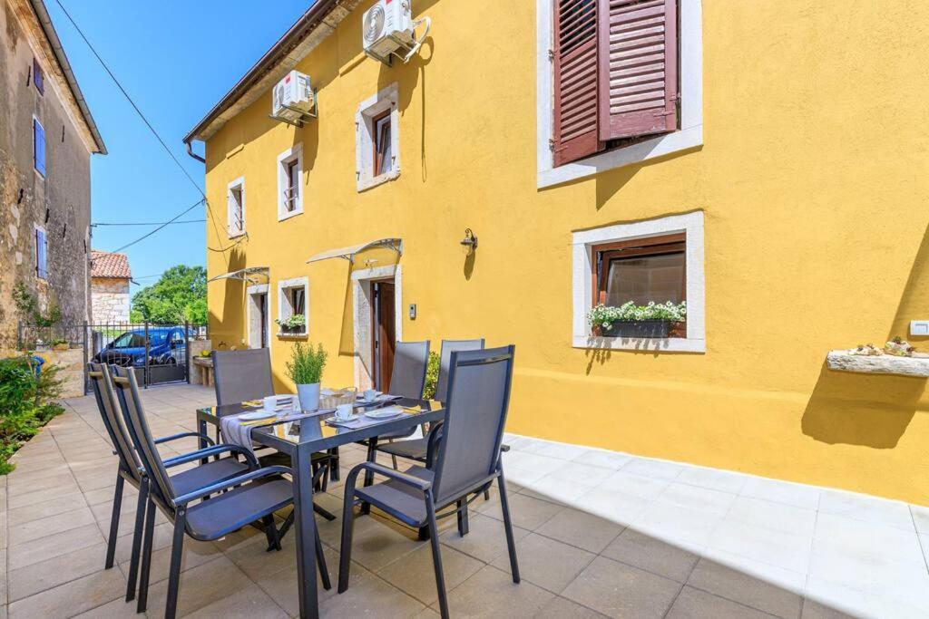 House Aves 1 Apartman Kaštelir Kültér fotó