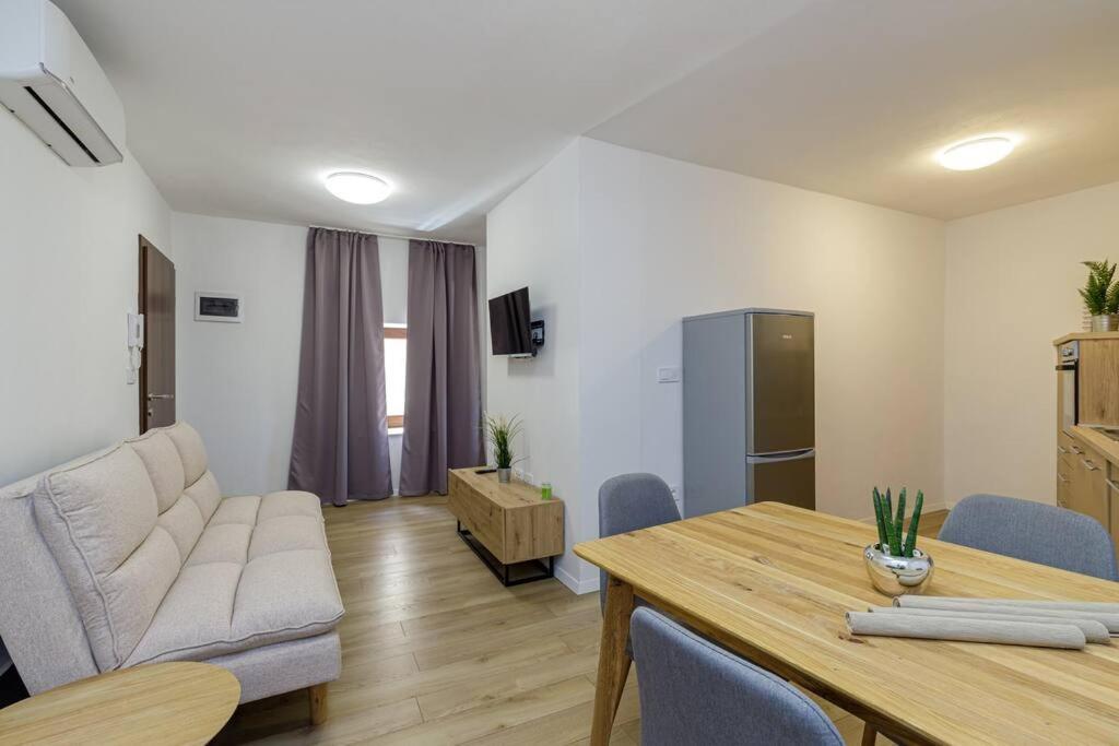 House Aves 1 Apartman Kaštelir Kültér fotó