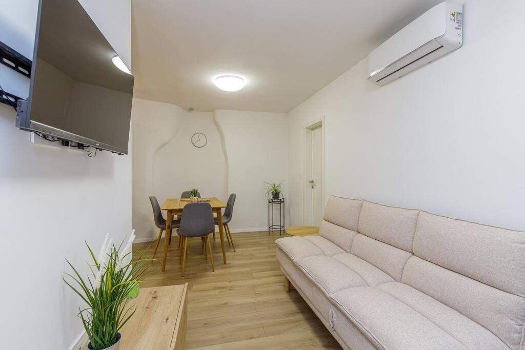 House Aves 1 Apartman Kaštelir Kültér fotó