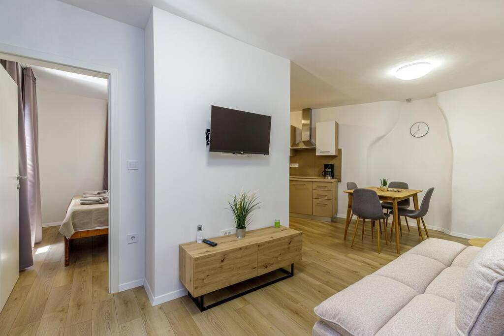 House Aves 1 Apartman Kaštelir Kültér fotó