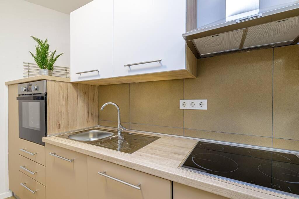 House Aves 1 Apartman Kaštelir Kültér fotó
